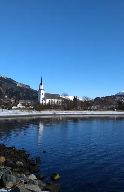 Naustdal set fra fjorden, inn over lagunen og mot kyrkja